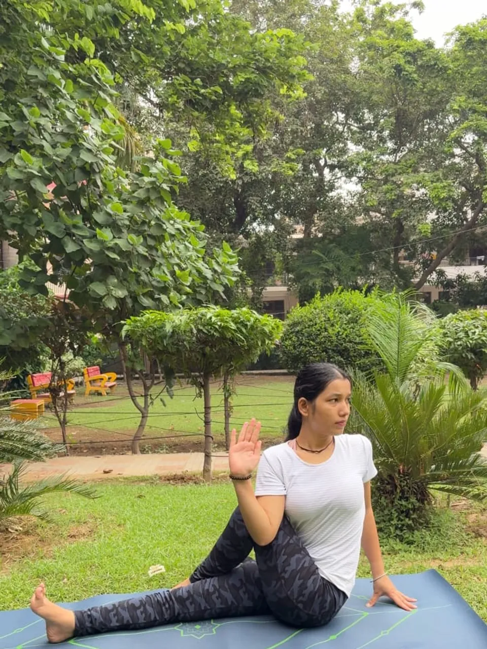 Devine Yoga Online trainer